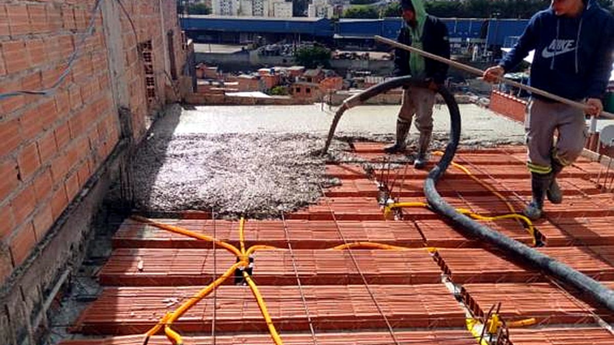 Aplicação de concreto usinado em obra